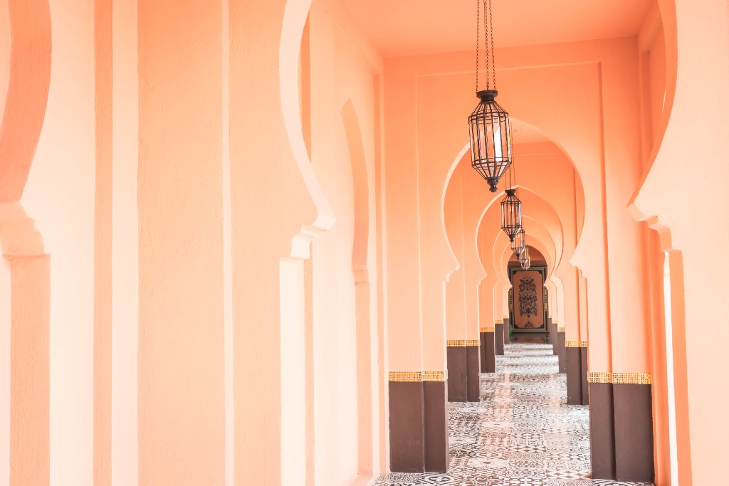 Arches et lanternes d'architecture marocaine traditionnelle, couloir en perspective