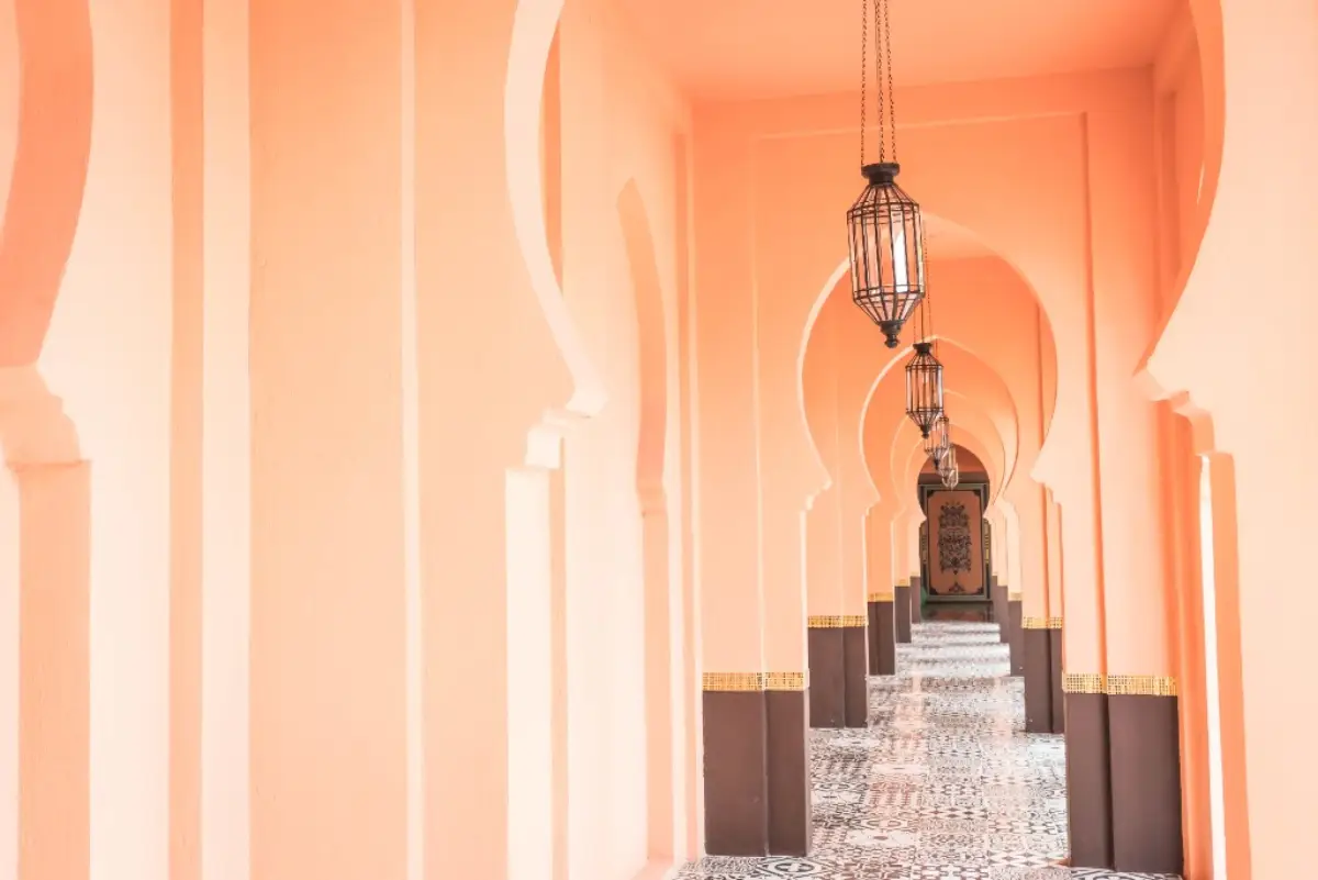 Arches et lanternes d'architecture marocaine traditionnelle, couloir en perspective