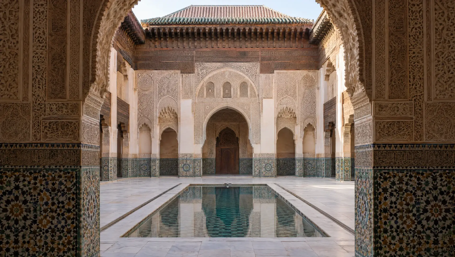 Cour de la médersa Ben Youssef à Marrakech, son bassin et ses arches, dans la lumière du matin